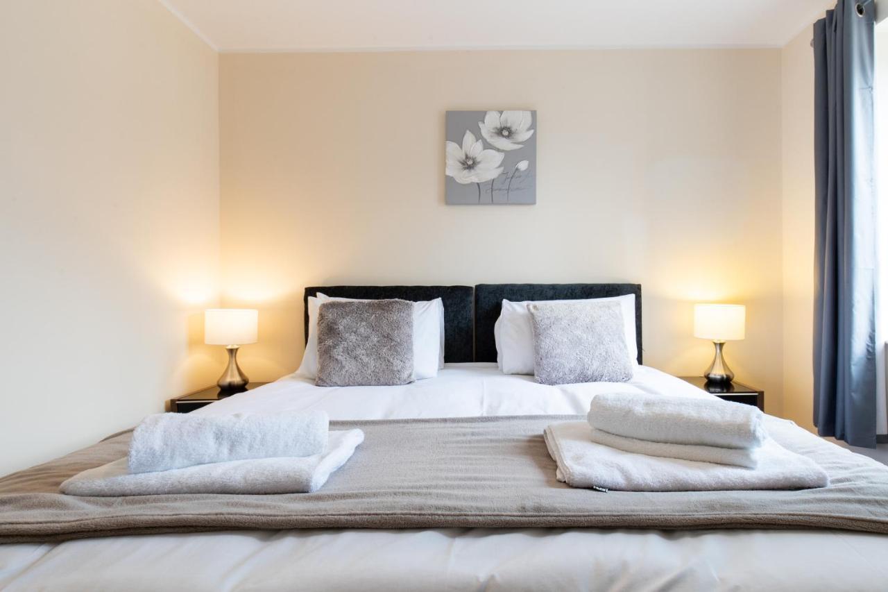 1-Bedroom Apartment With Balcony, Hoddesdon Εξωτερικό φωτογραφία
