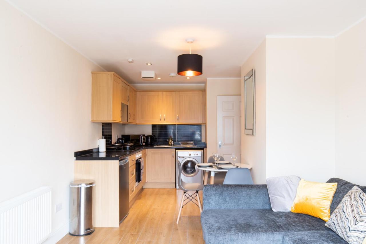 1-Bedroom Apartment With Balcony, Hoddesdon Εξωτερικό φωτογραφία