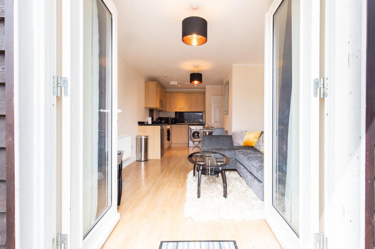 1-Bedroom Apartment With Balcony, Hoddesdon Εξωτερικό φωτογραφία