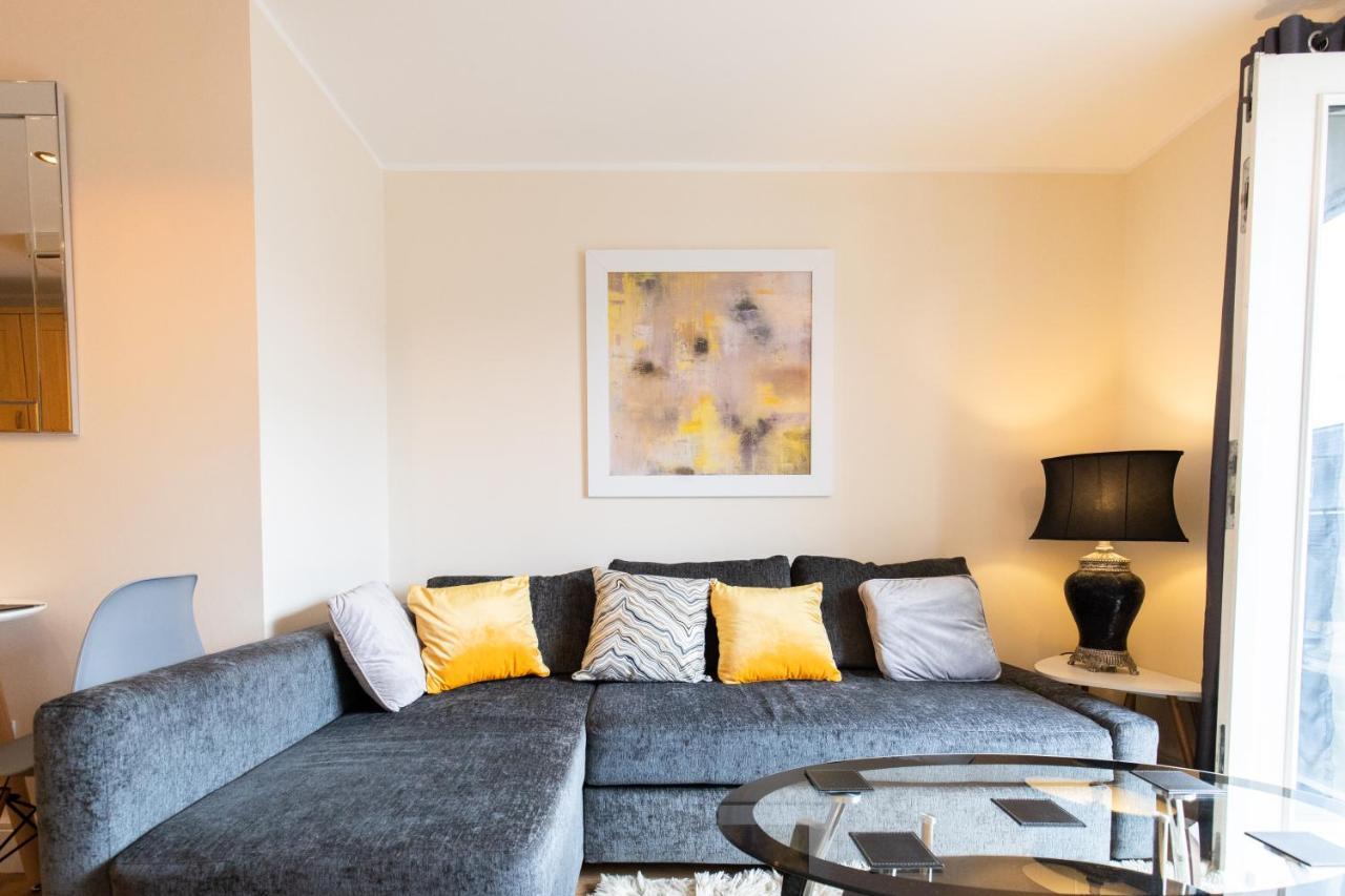 1-Bedroom Apartment With Balcony, Hoddesdon Εξωτερικό φωτογραφία